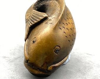 手彫りのツゲの魚根付、木の魚根付、作家のサイン入り、豊かで調和の