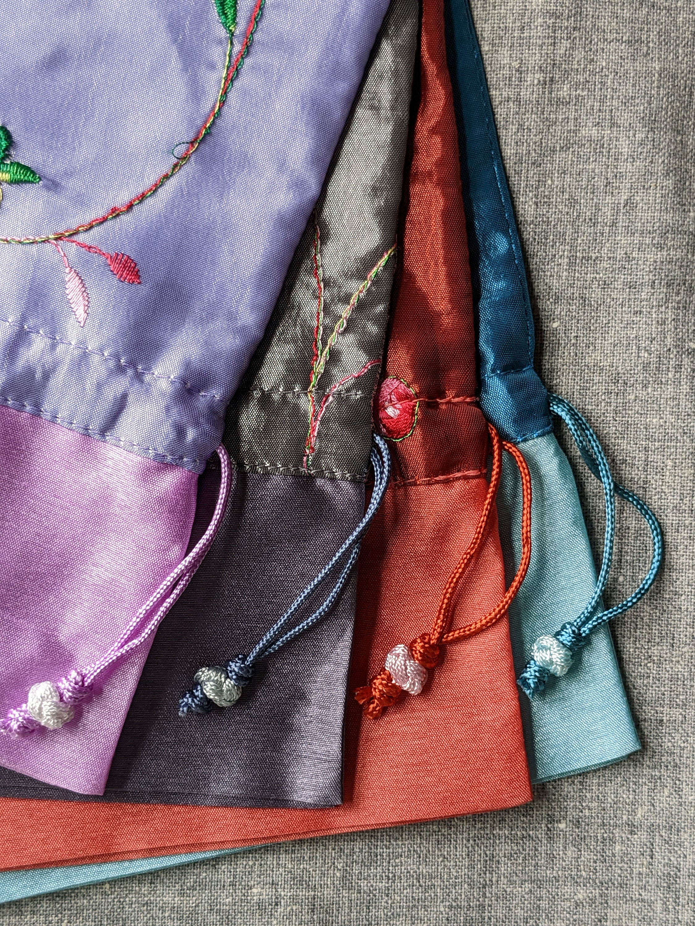 Bead Bar by Artrade: One Drawstring Silk Bag Embroided With Flowers ...