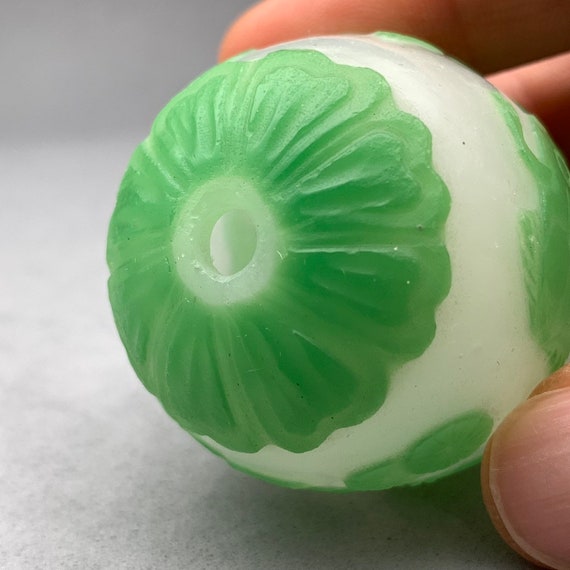 Vintage Peking glass egg of overlay green monochr… - image 4