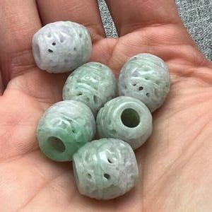 Jade Perle: eine handgeschnitzte Jadeit Perle, eine grüne Jadeit Perle mit Goldmünze, Symbol von Glück, Fortgang und Langlebigkeit