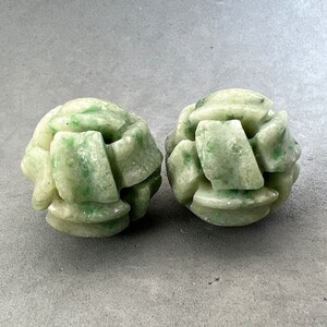 Eine Vintage-Perle: handgeschnitzte echte Steinperle, grüne Jadeperle, geschnitzter Eternity-Knoten, hergestellt 1970, massiv, grün, natürliche Farbe