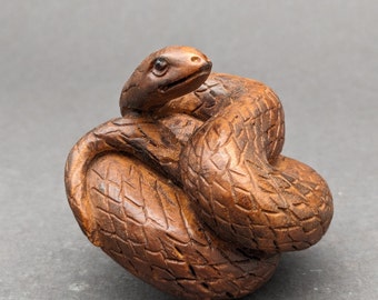 Handgeschnitztes Buchsbaum-Schlangen-Netsuke, Holz-Schlangen-Netsuke, Buchsbaum-Schlangen-Netsuke, Schlange gähnt Netsuke, Schlangen-Charm, hölzerner Schlangen-Charm