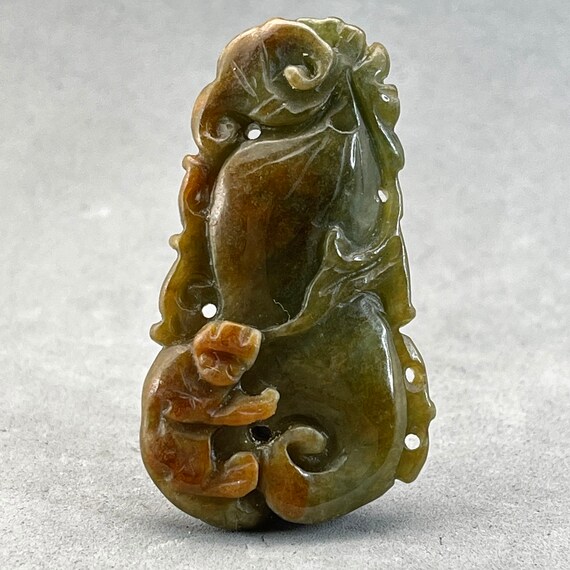 One hand carved jadeite pendant, vintage jadeite … - image 2