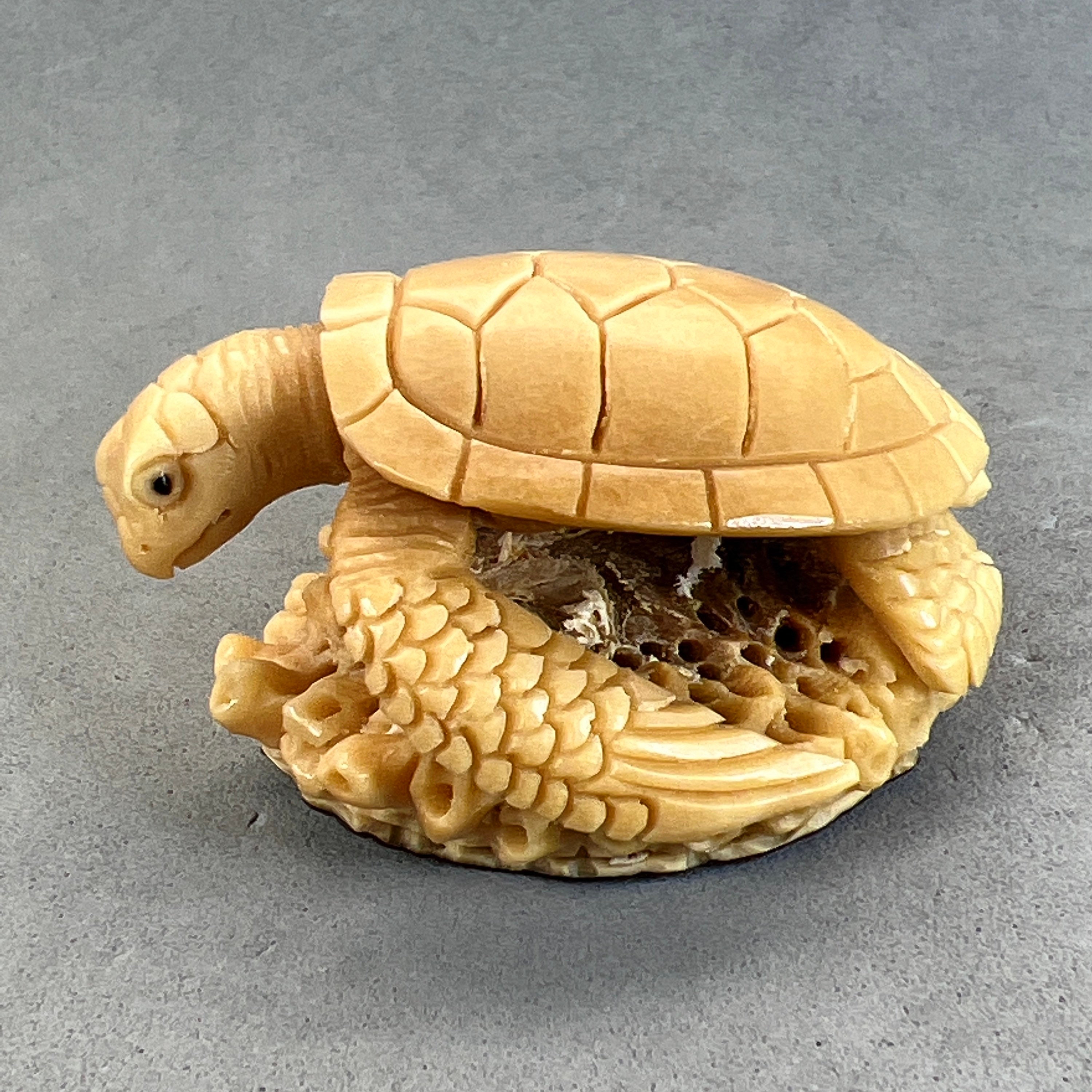 木彫 手彫り 彫刻 亀 根付 緒締玉 巾着 時代提物 日本製 骨董 ね