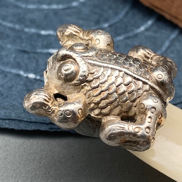 Vintage silver bead: hand hammered details of a money toad, silver frog bead, represents vitality and good fortune, very detail