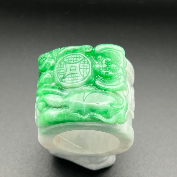 Estate Sales: Jadeite ring carved with bats and b… - image 2