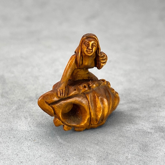 時代提物 人魚根付 天然素材 在銘【珠持ち人魚】高さ約4.5cm 重さ約16g 1 手彫りのツゲの木のオジメ：人魚、木製人魚ビーズ、木製人魚トグル