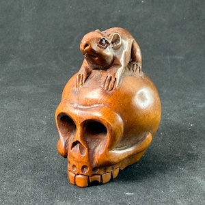 Hand carved Boxwood mouse on a skull, wood netsuke of a mouse and a skull, Fine wood netsuke of a mouse and a skull, wood skull charm
