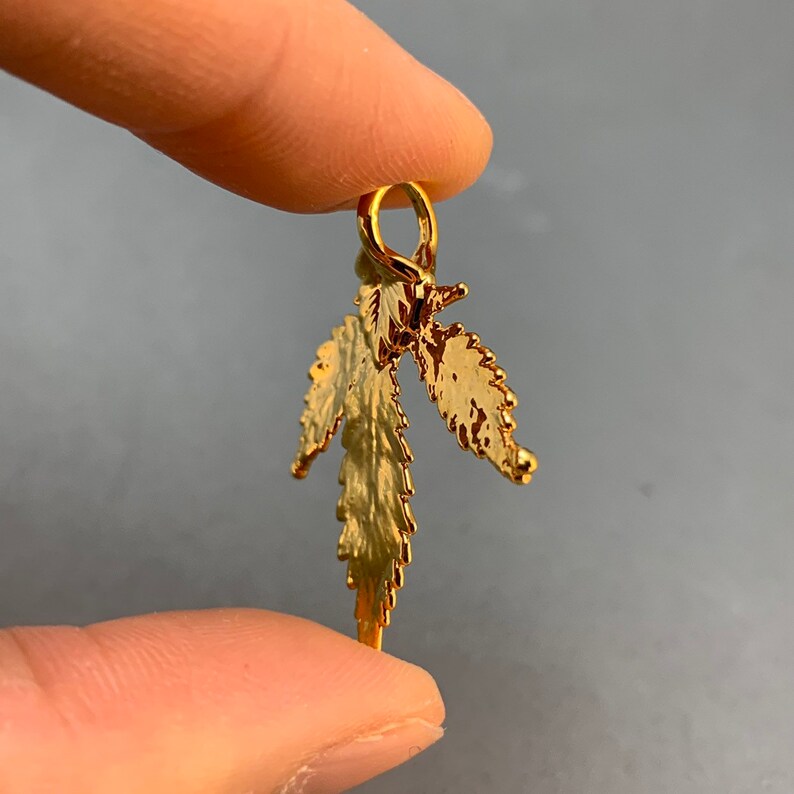 beautiful gold dipped hemp leaf pendant gold leaf pendant 24K Gold dipped hemp leaf pendant genuine hemp leaf pendant