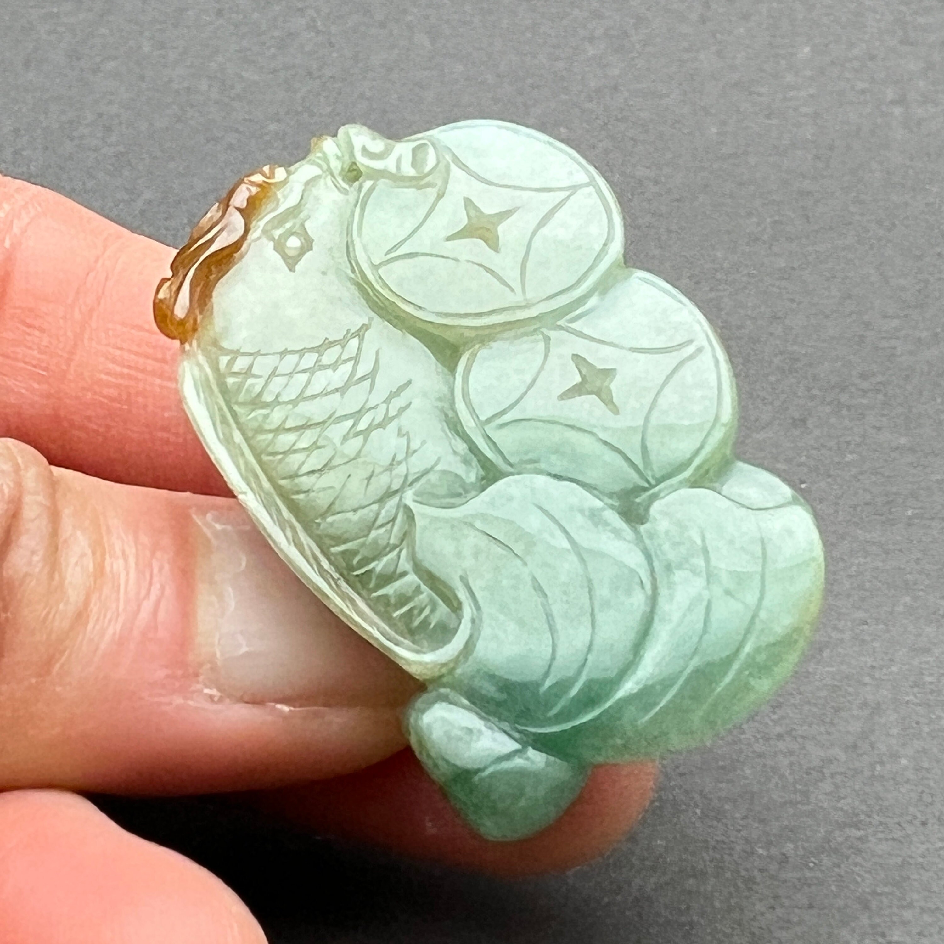 翡翠 魚彫刻 ペンダント 翡翠彫刻：鯉の天然翡翠彫刻、天然色の翡翠の魚のペンダント