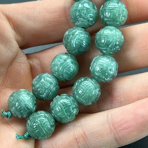 Jadeschnitzerei: eine handgeschnitzte Naturfarbe Jadeit Perle, geschnitzt mit Blumen, apfelgrün, durchscheinend, naturfarben fei cui