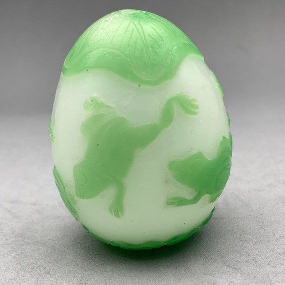 Vintage Peking glass egg of overlay green monochr… - image 3