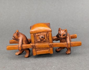 Houtsnijwerk: Handgesneden Buxus kattennetsuke, kattencharme, buxuskatten, kunstenaarstekens netsuke, kat draagt kittens