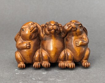 Netsuke coniglietto intagliato a mano in legno di bosso, non sentire-vedere-parlare, non sentire il male, non parlare male, non vedere il male, anno del coniglio