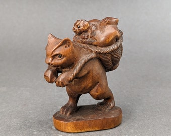 Houtsnijwerk: Handgesneden Buxus kattennetsuke, kattencharme, buxuskatten, kunstenaarstekens netsuke, kat draagt kittens