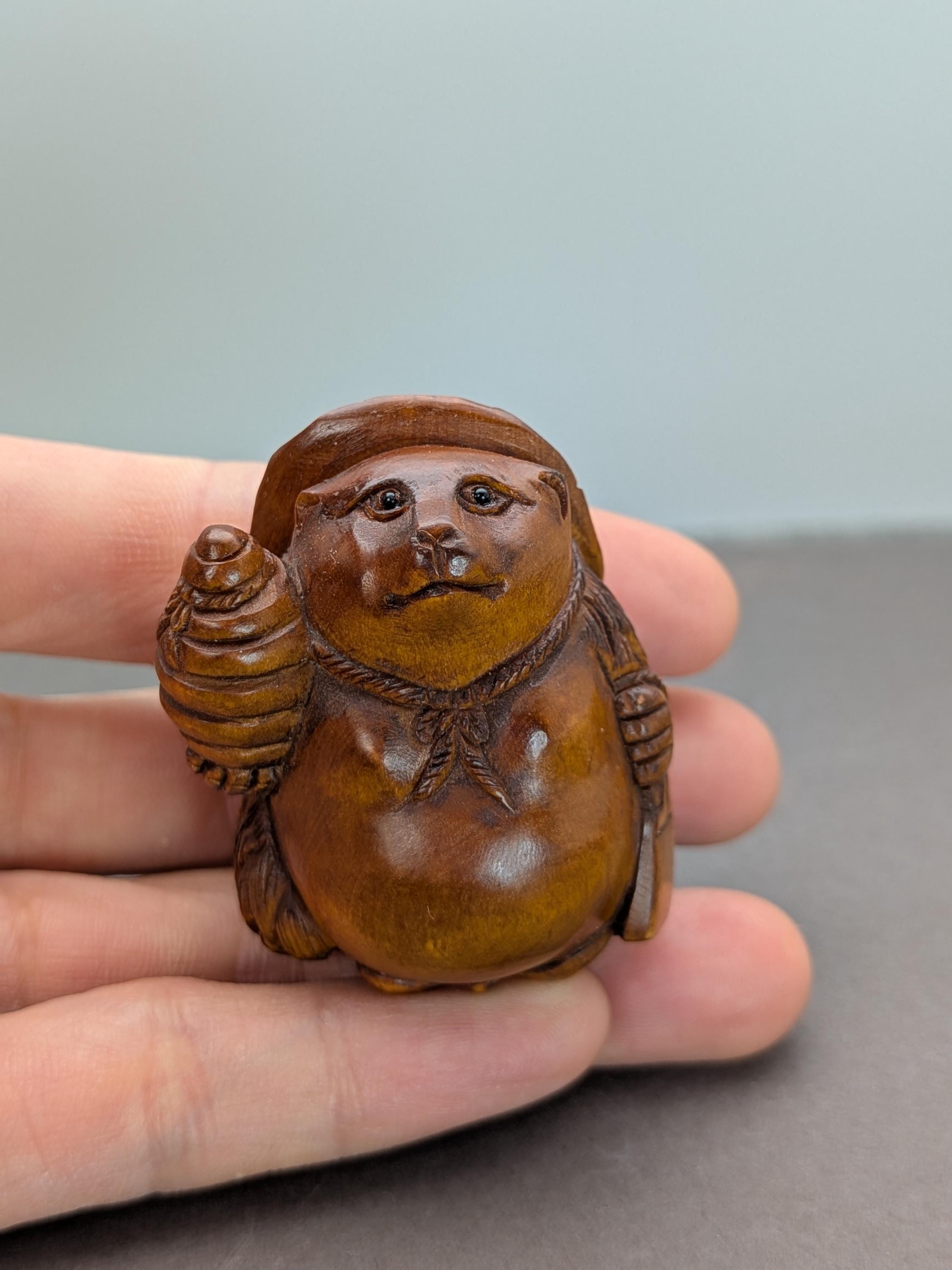 化け狸（たぬき）の手彫りツゲ根付。神秘的な動物で繁栄の象徴。作家の