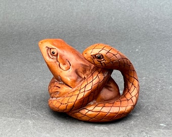木彫り：手彫りのツゲの木のカエルの根付、カエルのチャーム、ツゲの木