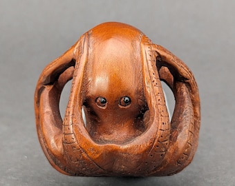 Handgesneden buxushouten octopusnetsuke, houten octopusnetsuke, octopusbedel, houten octopusbedel, houten octopus-schakelaar, gesigneerd door kunstenaar