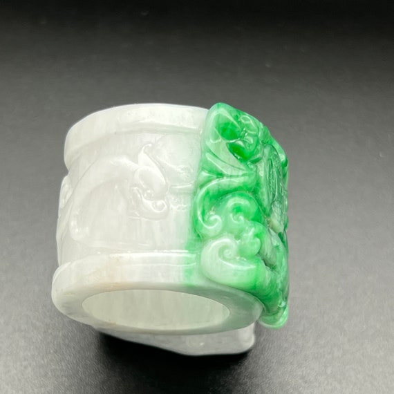 Estate Sales: Jadeite ring carved with bats and b… - image 4