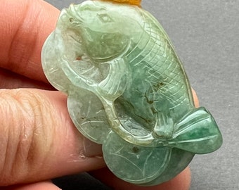 翡翠彫刻：鯉の天然翡翠彫刻、天然色の翡翠の魚のペンダント、繁栄と