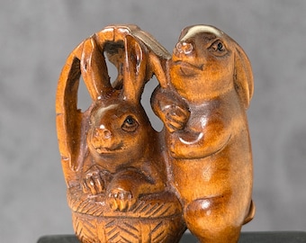 木彫り：手彫りのツゲの木のカエルの根付、カエルのチャーム、ツゲの木