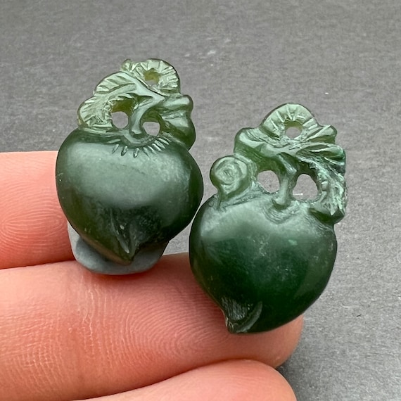 Jade carving: One pair of natural spinach jade pe… - image 1