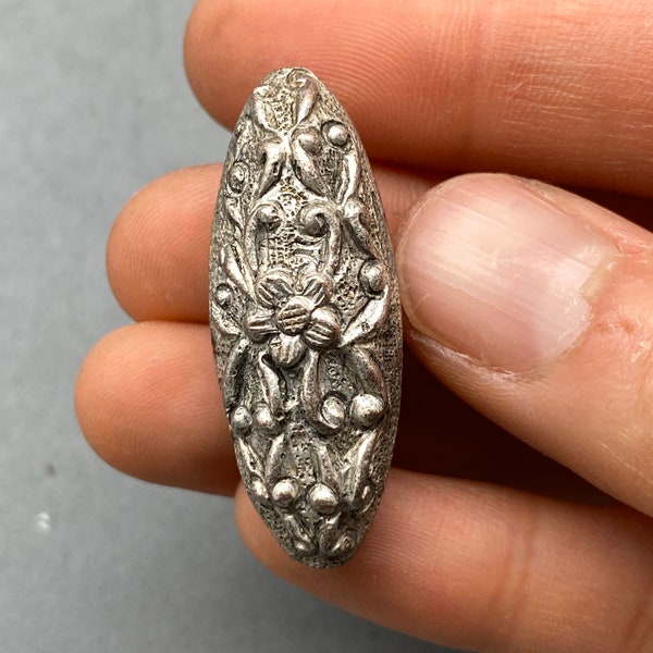 Vintage silver bead: hand hammered details of flowers, very details, oval shape, estate sales