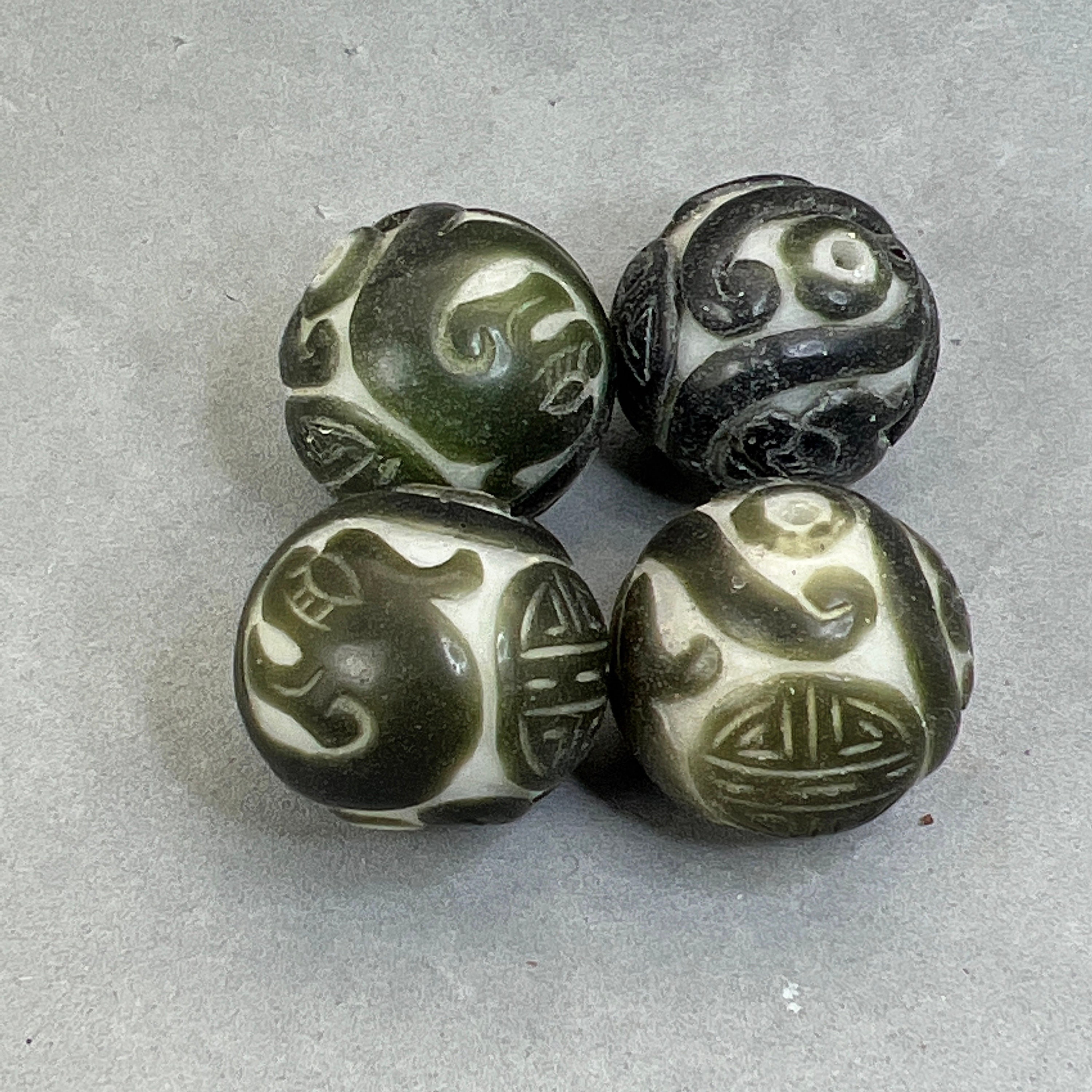 中国アンティークビーズ 1 ヴィンテージ北京ガラスビーズ、オーバーレイグリーンモノクロ