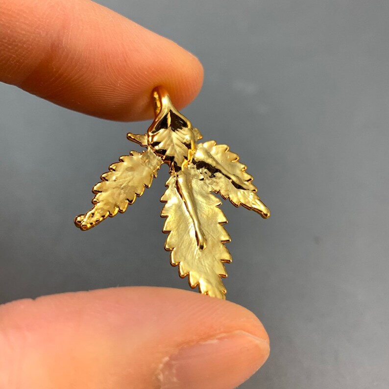 beautiful gold dipped hemp leaf pendant gold leaf pendant 24K Gold dipped hemp leaf pendant genuine hemp leaf pendant