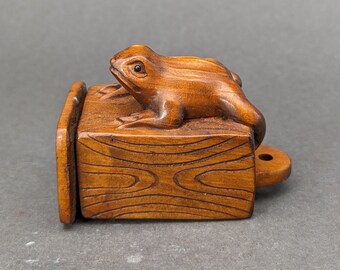 Handgesneden Buxuskikker, houten kikker netsuke, kikker netsuke, geluksbrenger kikker, houten kikker knevel, met de hand gesneden houten kikker geluksbrenger, ondertekend