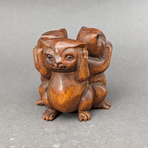 Peut inclure: Sculpture en bois de trois singes se couvrant les yeux, les oreilles et la bouche. Les singes sont sculptés dans un style réaliste et ont une finition brune.