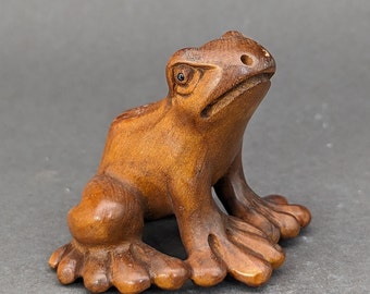 木彫り：手彫りのツゲの木のカエルの根付、カエルのチャーム、ツゲの木