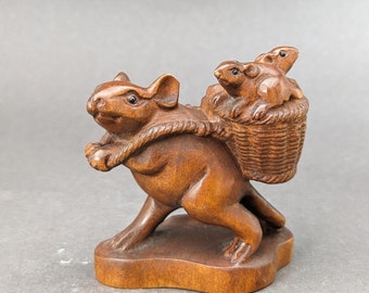 Handgesneden buxusnetsuke van een muis draagt zijn baby's in de mand, jaar van de rat, symbool van welvaart en gesigneerd door de kunstenaar