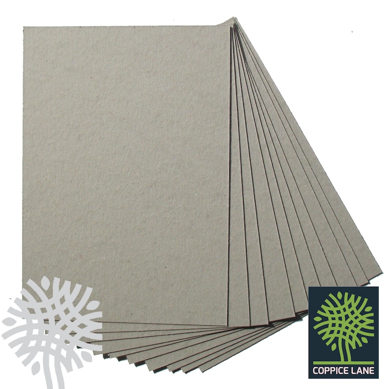 Puede incluir: Una pila de 10 hojas de papel de cartulina marr&oacute;n. El papel es liso y tiene una ligera textura. El papel es perfecto para manualidades, scrapbooking y otros proyectos de papel.