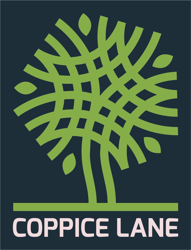 Puede incluir: Un &aacute;rbol estilizado verde con hojas, con el texto "COPPICE LANE" debajo.