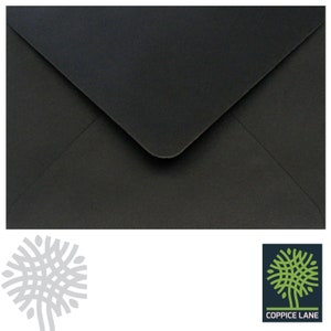 Op de afbeelding: Zwarte envelop met een standaard flap. De envelop is gemaakt van gestructureerd papier.