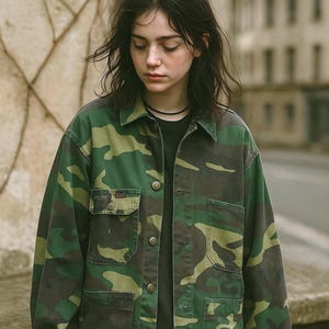 Vintage Military Camo Jacket: Oversized Grunge Streetwear with Unique Elastic Pockets