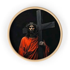 Può includere: Un orologio da parete rotondo con cornice in legno chiaro che presenta un'immagine centrale di una figura con lunghi capelli scuri, una corona di spine e una veste rosso vivo, che tiene una grande croce di legno scuro su uno sfondo nero.