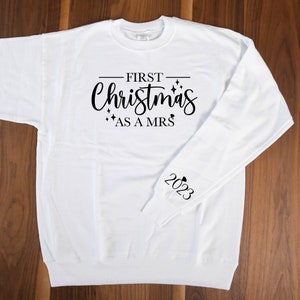 Erste Weihnachten als Mrs Pullover, personalisierte erste Weihnachten als Mrs Pullover, erste Weihnachten verheiratet Rundhalsausschnitt, unsere erste Weihnachten verheiratet