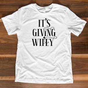 It&#39;s Giving Wifey Shirt, Wifey Shirt, It’s Giving Wife Shirt, Gift for Bride, Trendy Bride Shirt, Bridal Shower Gift, Newlywed Shirt, Wifey