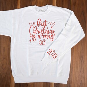 Erstes Weihnachten als Mrs. Sweatshirt, personalisiertes erstes Weihnachten als Mrs. Pullover, erstes Weihnachten verheiratet Rundhalsausschnitt, unser erstes Weihnachten verheiratet