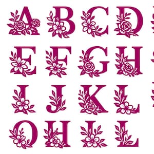 Könnte beinhalten: Eine Sammlung von Großbuchstaben von A bis L und O, jeweils mit floralen und Blattmotiven verziert. Die Buchstaben sind in einem tiefen Magenta gehalten und vor einem weißen Hintergrund platziert. Die floralen Elemente umfassen Rosen und andere stilisierte Blumen.