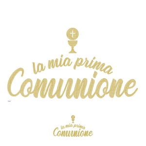 Può includere: Grafica color oro con il testo "la mia prima Comunione" in un font corsivo. Una piccola immagine di un calice con una croce in cima è sopra il testo.