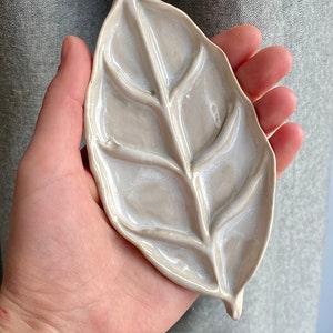 Handmade White Ceramic Palette for Painting in Leaf Shape. Useful gift for an artist. 15x8 cm