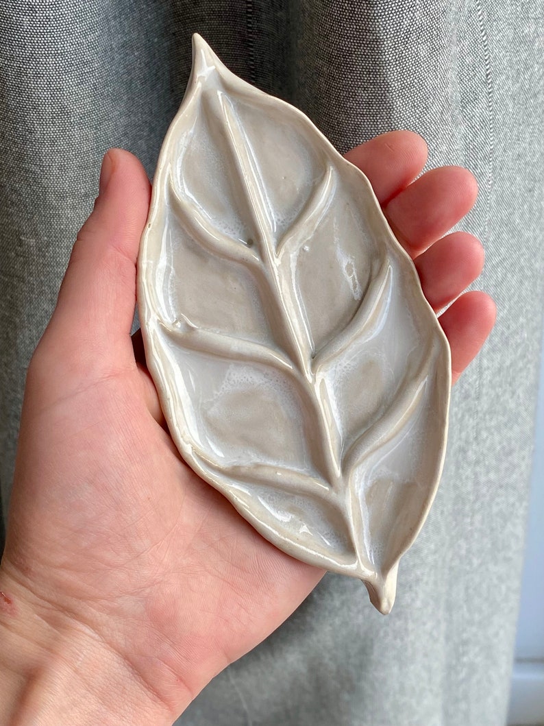 Handmade White Ceramic Palette for Painting in Leaf Shape. Useful gift for an artist. 15x8 cm