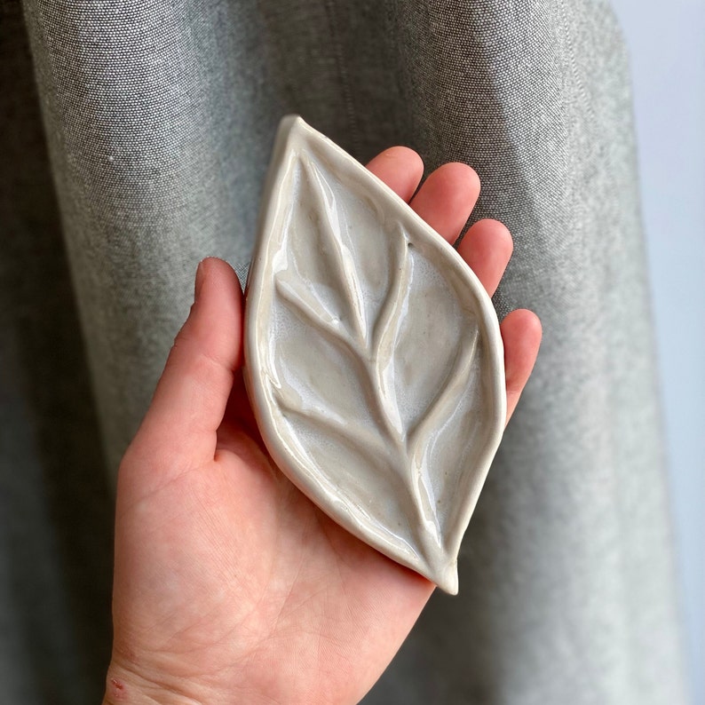 Handmade White Ceramic Palette for Painting in Leaf Shape. Useful gift for an artist. 7x13 cm