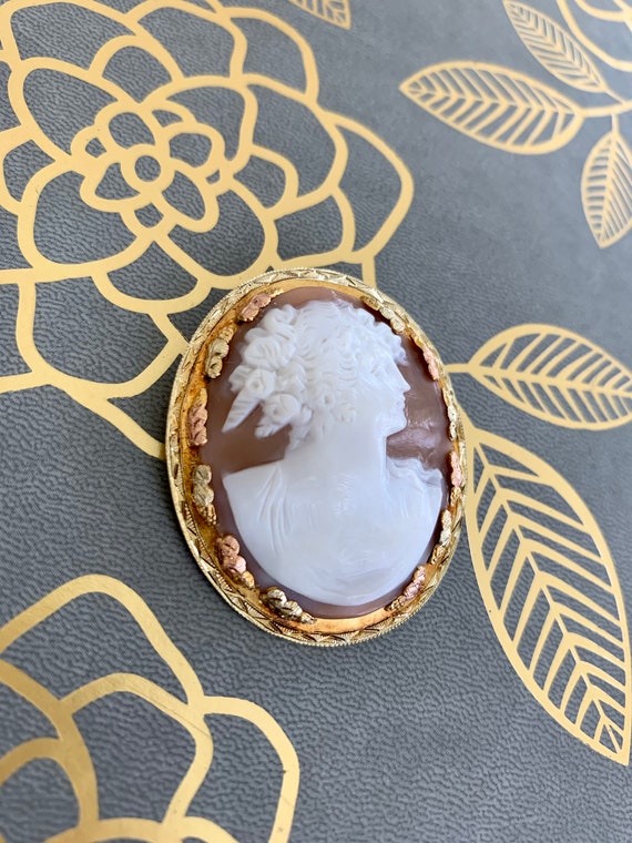 10K Shell Cameo Gold Brooch - image 1