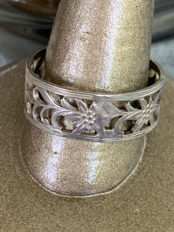 Silver Floral Band Ring - Size 8 1/2 - image 6