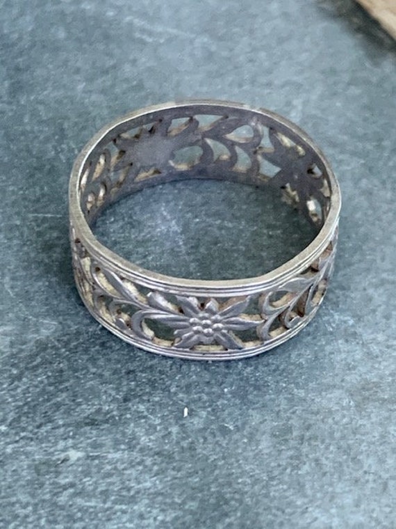 Silver Floral Band Ring - Size 8 1/2 - image 7
