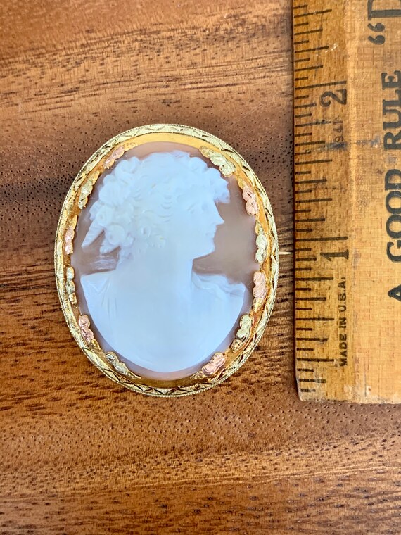 10K Shell Cameo Gold Brooch - image 3